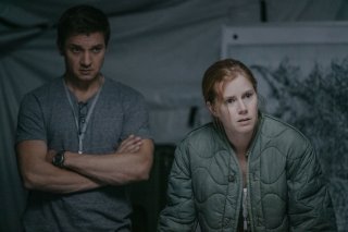 Arrival: Amy Adams e Jeremy Renner in una scena del film