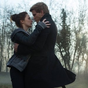 Fallen: Addison Timlin e Jeremy Irvine in una scena del film