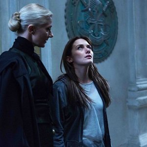 Fallen: Addison Timlin e Joely Richardson in una scena del film