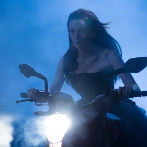 Fallen: Addison Timlin in moto in una scena del film