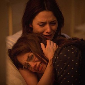 Fallen: Addison Timlin e Lola Kirke in una scena del film