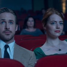 La La Land: Emma Stone e Ryan Gosling al cinema in un momento del film