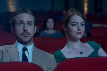 La La Land: Emma Stone e Ryan Gosling al cinema in un momento del film