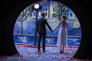 La La Land: Emma Stone e Ryan Gosling in una suggestiva immagine tratta dal film