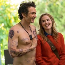 Proprio lui?: Zoey Deutch e James Franco in una scena del film