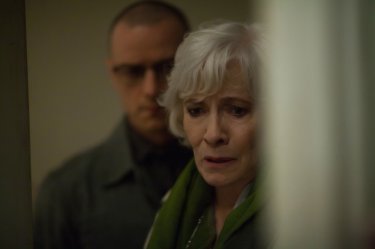 Split: Betty Buckley e James McAvoy in una scena del film