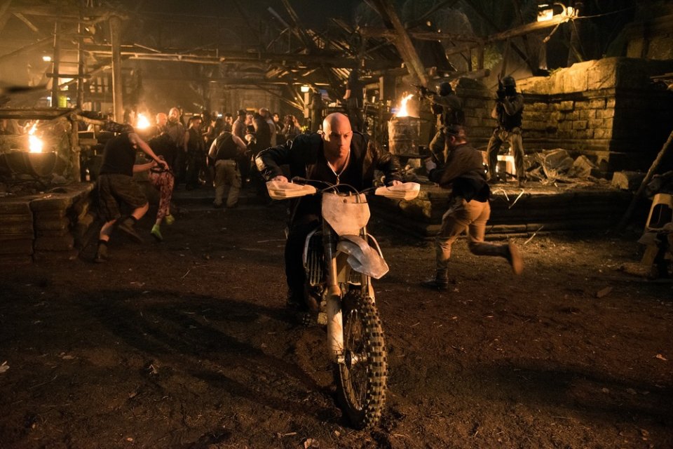 xXx - Il ritorno di Xander Cage: Vin Diesel in moto in una scena d'azione del film