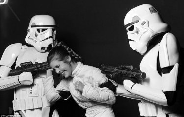 Guerre stellari: Carrie Fisher scherza con due stormtroopers