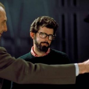 George Lucas sul set di un film della saga di Star Wars con Carrie Fisher e Peter Cushing