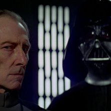 Peter Cushing nei panni di Moff Tarkin, accanto a Darth Vader, nella saga di Star Wars