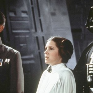 Peter Cushing e Carrie Fisher nella saga di Star Wars