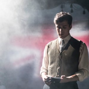 Kenneth Branagh Theatre Company - The Entertainer: Jonah Hauer-King in scena