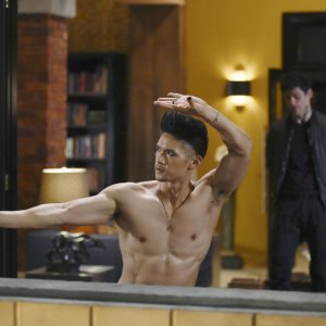 Shadowhunters: gli attori Harry Shum Jr. e Matthew Daddario in This Guilty Blood