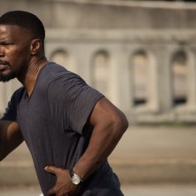 Sleepless - Il giustiziere: Jamie Foxx al telefono in un momento concitato del film