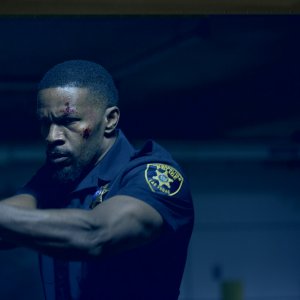 Sleepless - Il giustiziere: Jamie Foxx in azione con un pistola