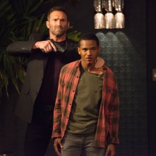 Sleepless - Il giustiziere: Octavius J. Johnson e David Harbour in una scena del film