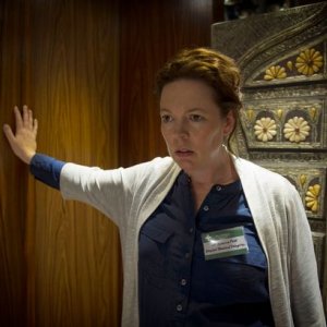 Olivia Colman in una scena della seconda stagione