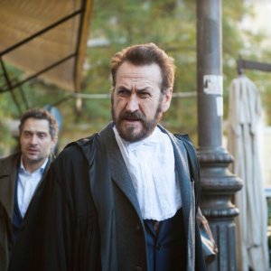 Rimetti a noi i nosri debiti: Marco Giallini e Claudio Santamaria in una scena