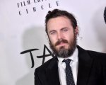 Casey Affleck si fa beffe dei critici mentre ritira il New York Film Critics Circle Award