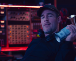James Van Der Beek scimmiotta il rapper Diplo nella serie 'What Would Diplo Do?'