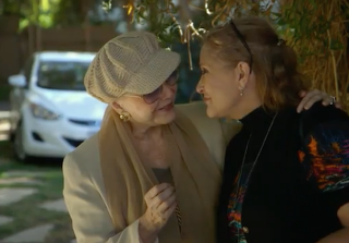 Bright Lights: una foto delle attrici Debbie Reynolds e Carrie Fisher
