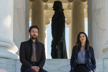 Sleepy Hollow: una foto di Tom Mison e Janina Gavankar nell'episodio Columbia