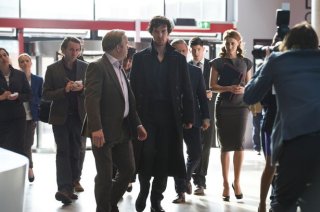 Sherlock: Toby Jones e Benedict Cumberbatch in una scena corale di the Lying Detective
