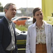 Sherlock: Martin Freeman e Louise Brealey a colloquio con Benedict Cumberbatch