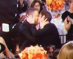 Golden Globes 2017: il bacio appassionato tra Ryan Reynolds e Andrew Garfield