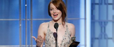 Emma Stone premiata sul palco dei Golden Globes 2017
