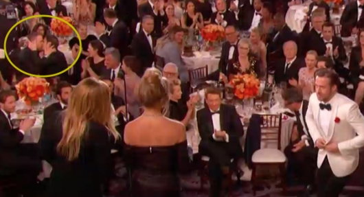 Golden Globes 2017: mentre Ryan Gosling sale sul palco i colleghi Ryan Reyolds e Andrew Garfield si baciano