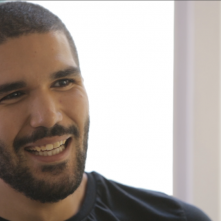 Our War: un primo piano di uno dei tre ragazzi protagonisti del documentario