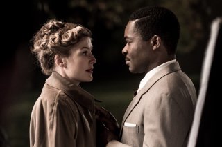 A United Kingdom - L'amore che ha cambiato la storia: Rosamund Pike e David Oyelowo in un'immagine del film