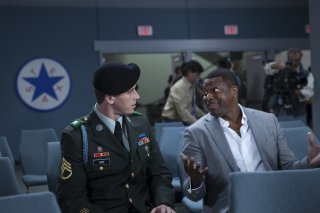 Billy Lynn - Un giorno da eroe: Garrett Hedlund e Chris Tucker in una scena del film