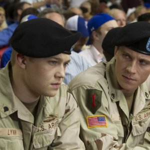 Billy Lynn - Un giorno da eroe: Joe Alwyn e Garrett Hedlund in una scena del film
