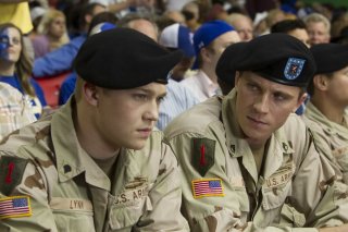 Billy Lynn - Un giorno da eroe: Joe Alwyn e Garrett Hedlund in una scena del film