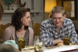 Billy Lynn - Un giorno da eroe: Joe Alwyn e Kristen Stewart in una scena del film