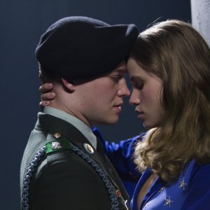 Billy Lynn - Un giorno da eroe: Joe Alwyn e Makenzie Leigh in una scena del film