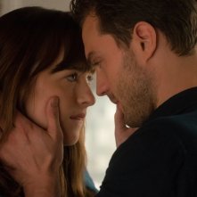 Cinquanta sfumature di nero: Jamie Dornan e Dakota Johnson in un'immagine tratta dal film