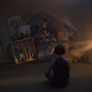 Incarnate - Non potrai nasconderti: David Mazouz di spalle in una scena del film