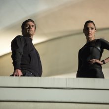 Le spie della porta accanto: Jon Hamm e Gal Gadot in una scena del film