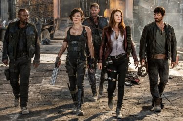 Resident Evil - The Final Chapter: Ali Larter, Milla Jovovich, James Fraser, William Levy e Eoin Macken in una scena del film