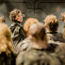 Resident Evil - The Final Chapter: Milla Jovovich inseguita dagli zombie in una scena del film