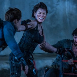 Resident Evil - The Final Chapter: Ruby Rose, Eoin Macken e Milla Jovovich in una scena del film