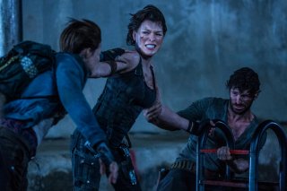 Resident Evil - The Final Chapter: Ruby Rose, Eoin Macken e Milla Jovovich in una scena del film