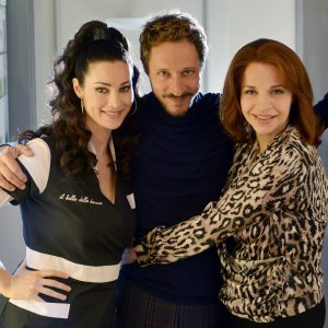 Il bello delle donne: Manuela Arcuri, Massimo Bellinzoni e Anna Galiena in una foto della serie