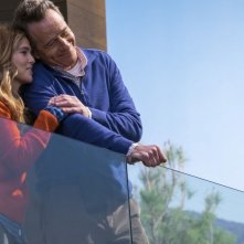 Proprio lui?: Bryan Cranston e Zoey Deutch in un momento del film