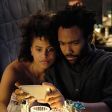 Atlanta: Donald Glover e Zazie Beetz in una scena