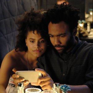 Atlanta: Donald Glover e Zazie Beetz in una scena