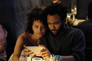 Atlanta: Donald Glover e Zazie Beetz in una scena